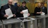 Турчинов пришел на участок с сыном, который голосовал впервые в жизни. ФОТО