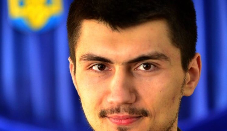 Мама Героя України Тараса Матвіїва: "Останні обійми, останній синівський поцілунок... Ми були у масках і рукавицях. Так захотів Тарас, він хвилювався за нас. Останні дотики - через гумові рукавички і маски"