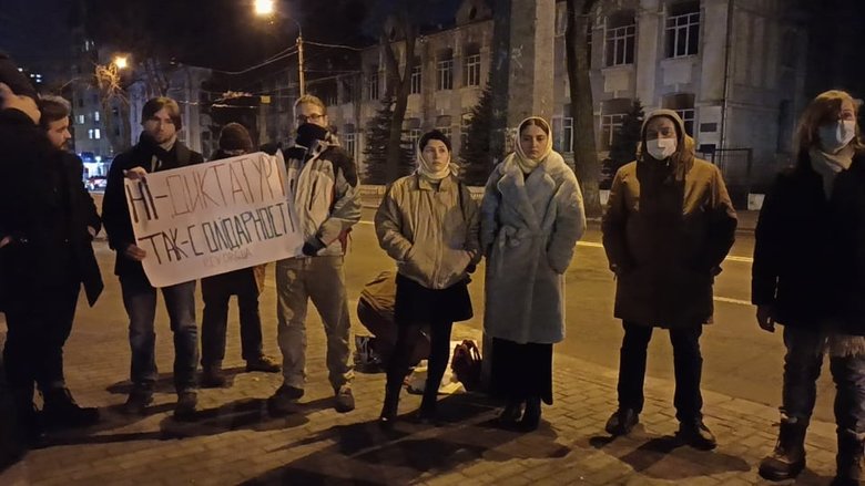 Украинцы у посольства Казахстана выразили поддержку протестующим 16