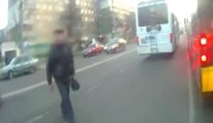 "Щасливо вам в АТО потрапити і звідти не вернутись", - львів'яни образилися на патрульних, які виписували штрафи пішоходам-порушникам. ВІДЕО