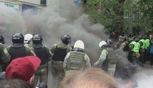 Участников акции "Бессмертный полк" в Киеве забросали краской и дымовыми шашками из офиса ОУН. ФОТОрепортаж