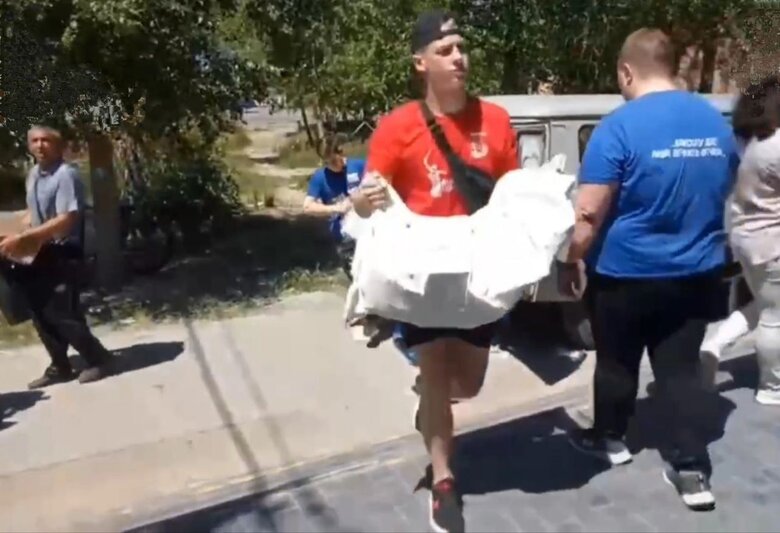 У Маріуполі з уцілілого приміщення бібліотеки російські окупанти вивезли всі книги, - Андрющенко 02