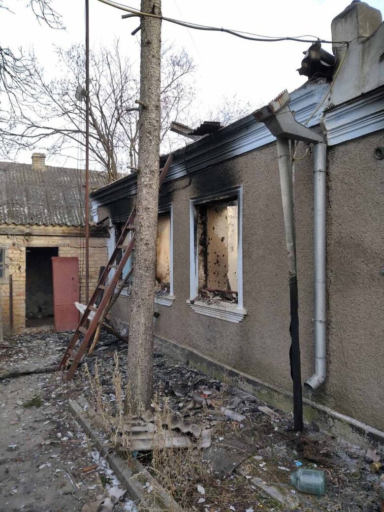 Occupiers hit residential building in Mykhailivka, Kherson region 01