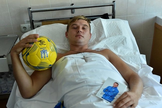 Тренери і гравці збірної України з футболу провідали поранених військовослужбовців, які перебувають на лікуванні в Дніпрі 05