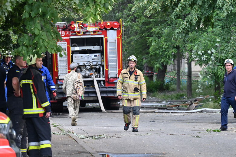 Рятувальники розбирають завали в будинку в Києві, де вибухнув газ 11