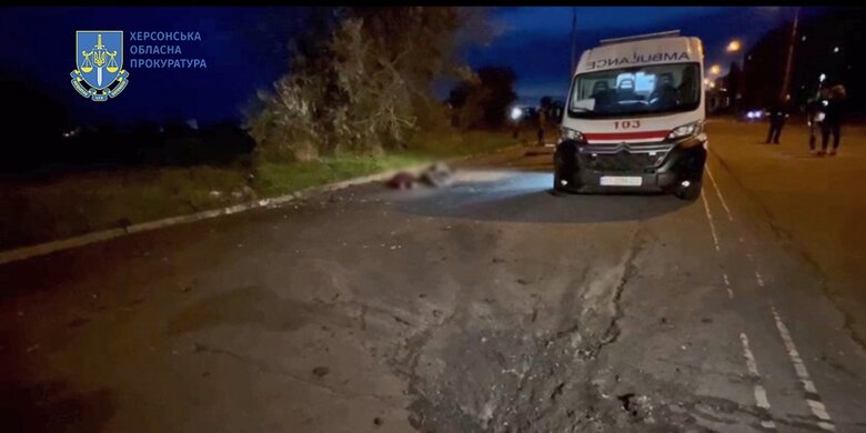 Через російський обстріл Херсона загинула родина - батьки та двоє дітей 01