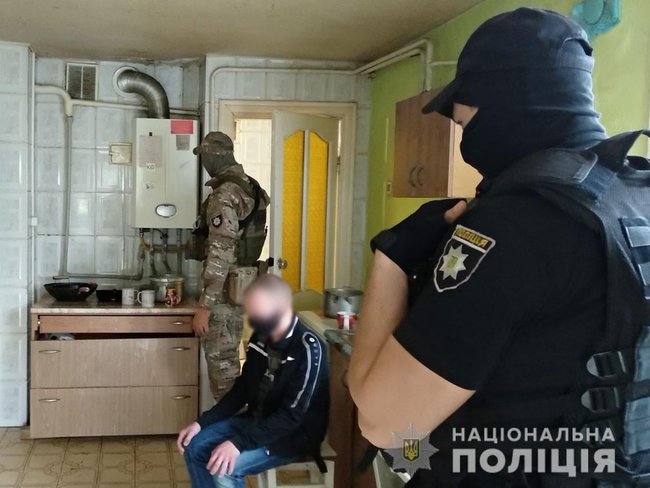 На Чернігівщині в реабілітаційному центрі з ідеологічним одужанням, організованому громадянином РФ, у неволі утримували понад 20 осіб, - поліція 05