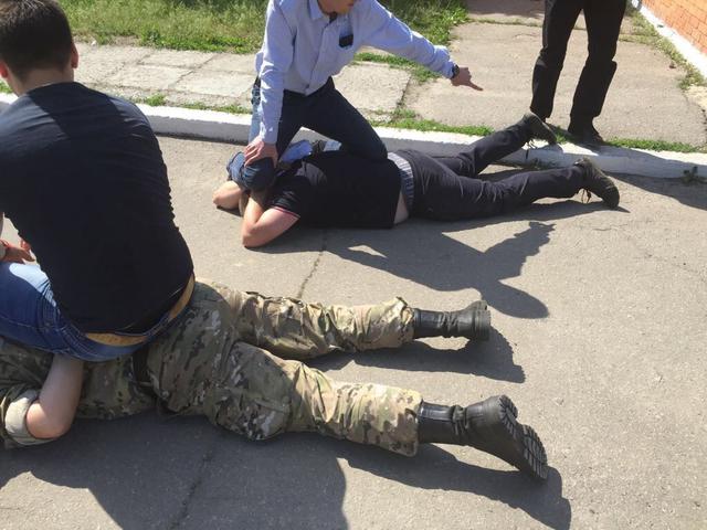 Заступника начальника однієї з виправних колоній Дніпропетровщини затримано під час одержання 16 тис. грн хабара, - СБУ 01 Заступника начальника однієї з виправних колоній Дніпропетровщини затримано під час одержання 16 тис. грн хабара, - СБУ 01