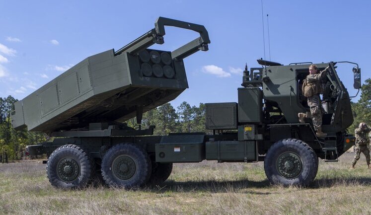 Дальність застосування систем HIMARS визначатимуть українські сили, - Брінк