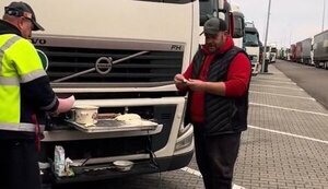 Ukrainian long-haul drivers on Polish-Ukrainian border cook dumplings in open air and feed their fellow blockade participants. VIDEO