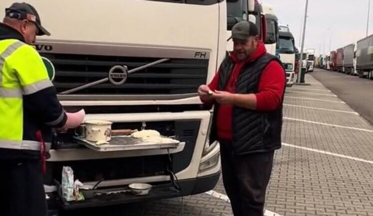 Ukrainian long-haul drivers on Polish-Ukrainian border cook dumplings in open air and feed their fellow blockade participants. VIDEO