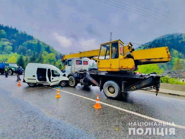 Автомобиль столкнулся с автокраном на Ивано-Франковщине: пострадали три человека, в том числе двое подростков, - полиция 03