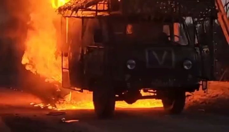 Рашисты плачут возле горящей машины с ликвидированным экипажем на Волчанском направлении. ВИДЕО