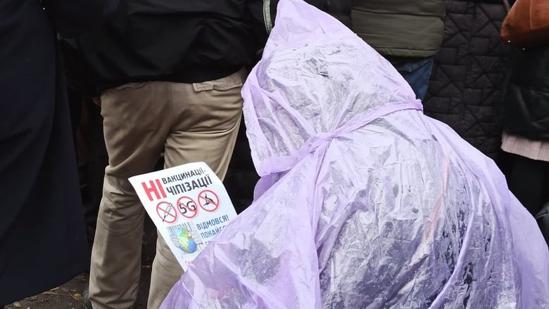 Opponents of vaccination blocking streets in downtown Kyiv 42