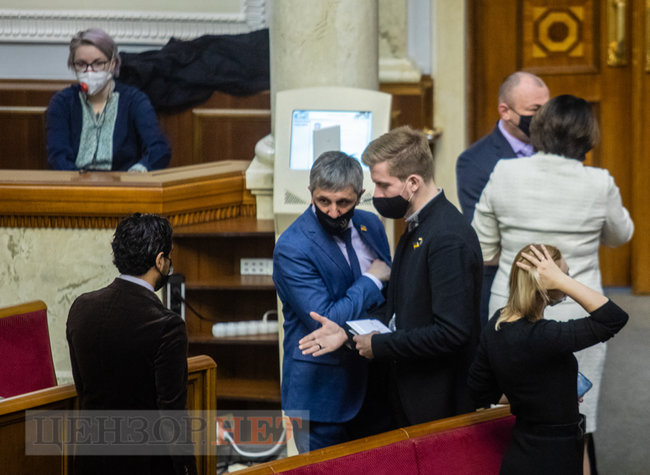 Розповідь Медведчука, обійми від Балоги, нарада у Верещук, дискусія Гетманцева і привітання Разумкова Халимону, - день роботи ВР 1 грудня 15