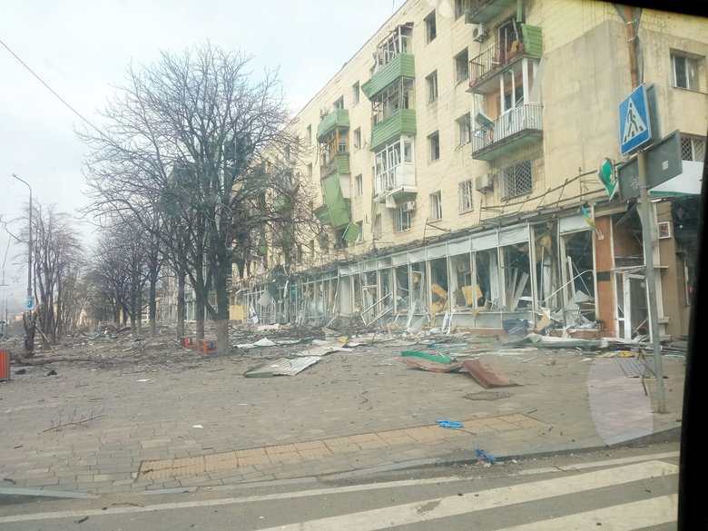Наслідки обстрілів центру Маріуполя військами РФ 02