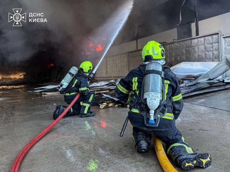 Пожежа на складах в Київській області