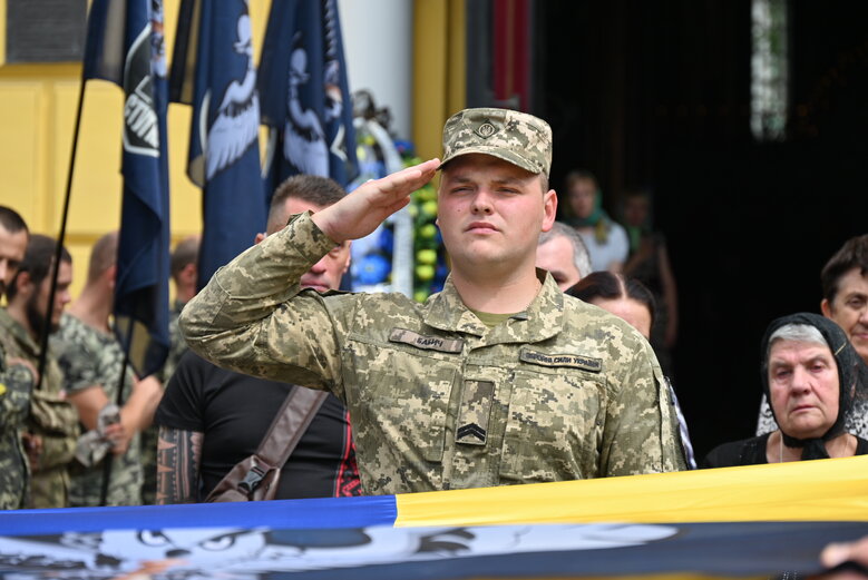 У Володимирському соборі попрощалися із загиблим у боях за Україну воїном Микитою Оптимістом Красновідом 03