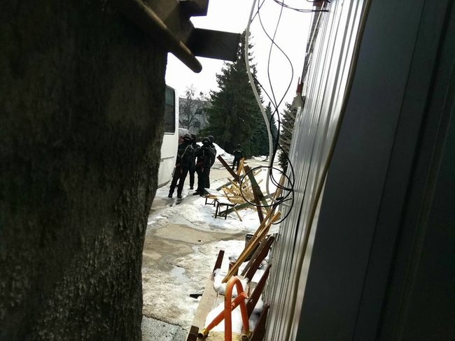 Полиция проводит обыски на базе полка Нацгвардии Азов в Киеве 03