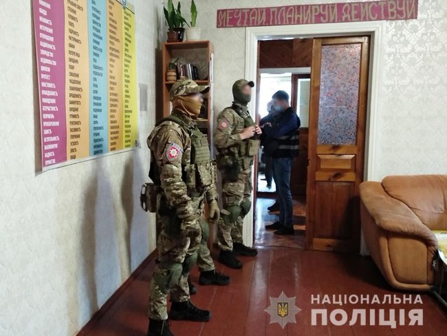 На Чернігівщині в реабілітаційному центрі з ідеологічним одужанням, організованому громадянином РФ, у неволі утримували понад 20 осіб, - поліція 02