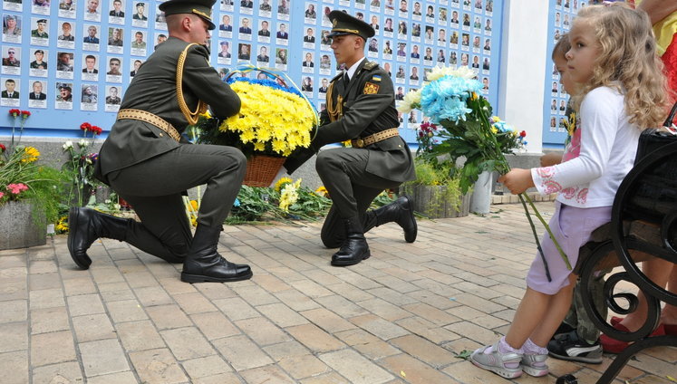 У Києві вшанували пам'ять полеглих захисників України: люди принесли лампади та квіти соняхів. ВІДЕО+ФОТОрепортаж