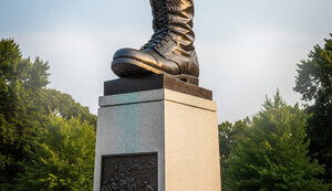 Ми живемо в епосі табуретки і  бронзової ноги