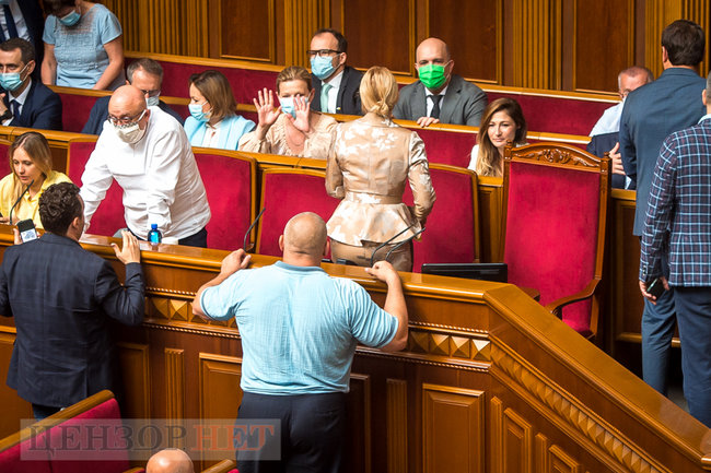 Шмигаль доповідає в напівпорожньому залі, Тищенко погрожує пальцем Арахамії, Васильєв і Ананченко ділять 6,7 млн, - день роботи Ради 16 липня 13 Шмигаль доповідає в напівпорожньому залі, Тищенко погрожує пальцем Арахамії, Васильєв і Ананченко ділять 6,7 млн, - день роботи Ради 16 липня 13