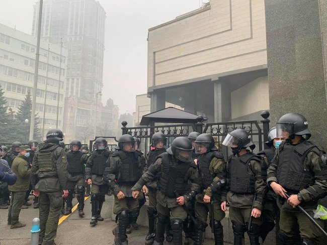 Protesters throw smoke bombs at Ukraines Constitutional Court 02