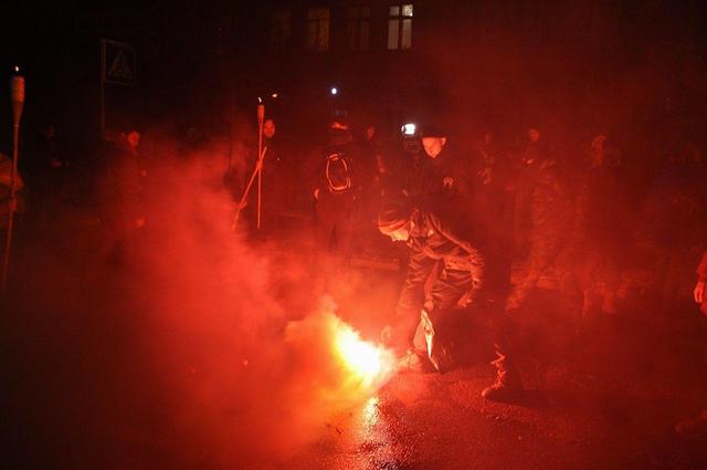 Участники факельного шествия в честь 4-й годовщины избиения студентов бросили несколько фаеров в правоохранителей под зданием АП (обновлено) 03 Участники факельного шествия в честь 4-й годовщины избиения студентов бросили несколько фаеров в правоохранителей под зданием АП (обновлено) 03
