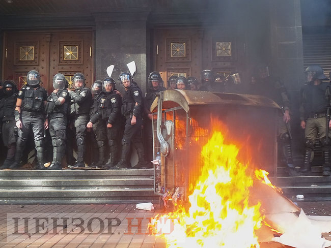 Під час мітингу під ГПУ проти екстрадиції в РФ Тумгоєва сталися сутички: мітингувальники бють вікна, їх у відповідь поливають водою зі шлангів 71