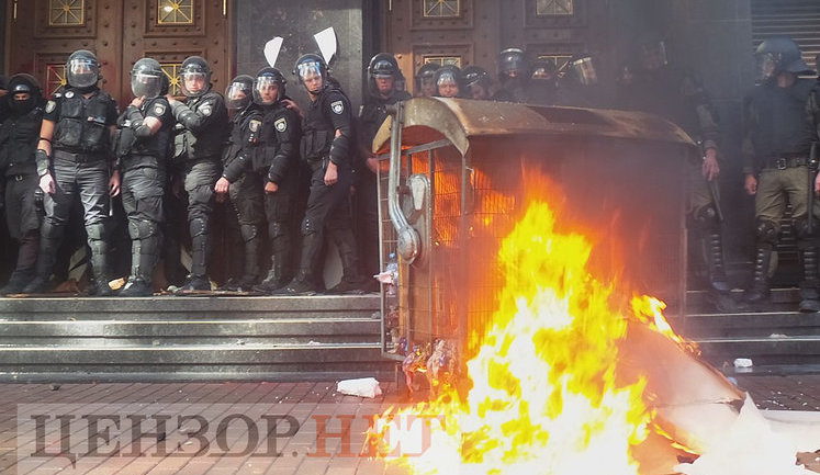 После акции под ГПУ к офисам националистов прибыла полиция - готовятся проводить осмотр