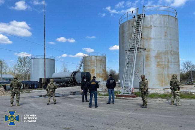 Работу нелегального нефтезавода блокировали на Днепропетровщине: Ежедневно производилось несколько десятков тонн топлива 07