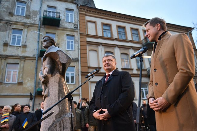 Порошенко відкрив Український сквер у Вільнюсі 02