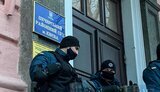 Под Печерским райсудом Киева собрались сторонники Порошенко: под зданием усилена охрана и стоят автозаки. ФОТОрепортаж