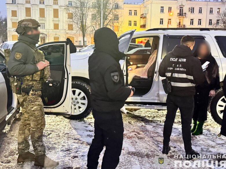 Поліція затримала на Чернігівщині адвокатку на хабарі у 200 000 гривень за статус непридатності до військової служби 04