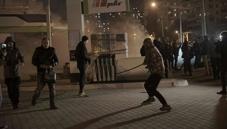Разгром незаконной заправки "ОККО" и нападение на полицейского на Позняках: будут ли отвечать мэр Кличко, владельцы "ОККО" и хулиганы из "Национального корпуса"?