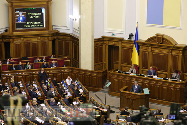 Депутати-соньки, Кіссе, який голосує за трьох, радісний Гройсман і обійми Лозового з Ляшком: як Рада вночі приймала Держбюджет-2019 02