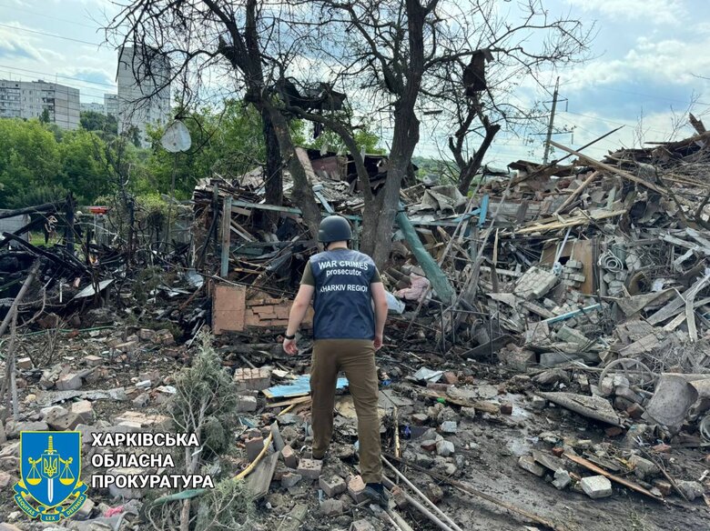 У Холодногірському районі зафіксовано влучання по приватному житловому сектору. Загинув 73-річний чоловік. Отримали поранення та зазнали гострої реакції на стрес вісім людей: 16-річний хлопець, четверо чоловіків та три жінки. Пошкоджено понад 10 житлових