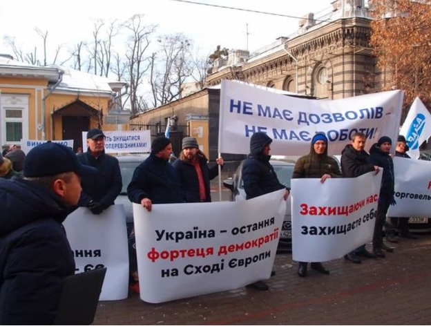 Українські перевізники вийшли на пікет до посольства Польщі: Вимагають повернути квоти у 200 тисяч дозволів на транзит 03