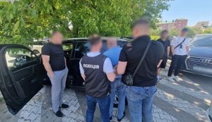 $6 000 за службу в тилу та зняття з обліку: у Чернівцях затримали "бригадного генерала"-самозванця. ФОТОрепортаж