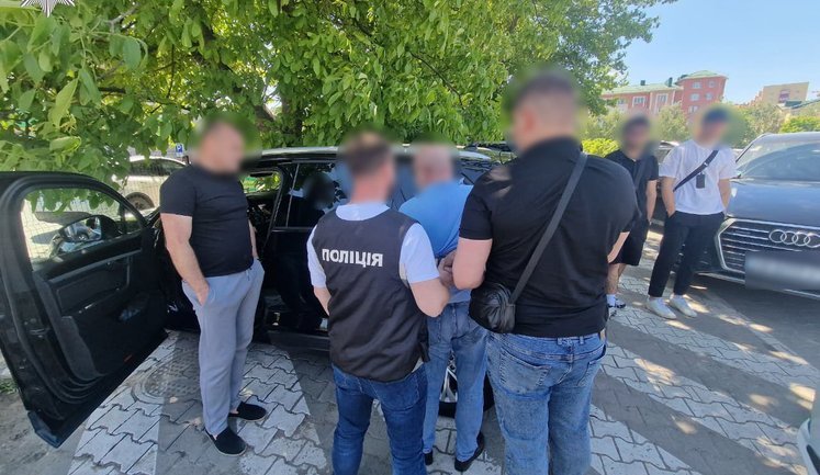 $6 000 за службу в тилу та зняття з обліку: у Чернівцях затримали "бригадного генерала"-самозванця. ФОТОрепортаж