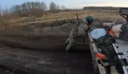 Кадри евакуації російського піхотинця на Покровському напрямку, який лежить з голим задом в автівці
