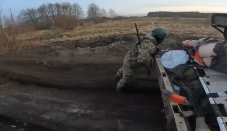 Рашисти евакуюють пораненого поплічника, який лежить у автівці з голим задом просто неба. ВIДЕО