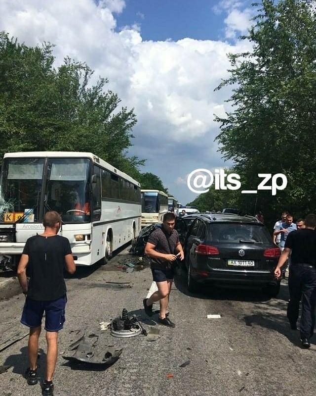 Автомобіль УДО з кортежу Зеленського спровокував ДТП з колоною автобусів з дітьми: Жертв немає 04 Автомобіль УДО з кортежу Зеленського спровокував ДТП з колоною автобусів з дітьми: Жертв немає 04