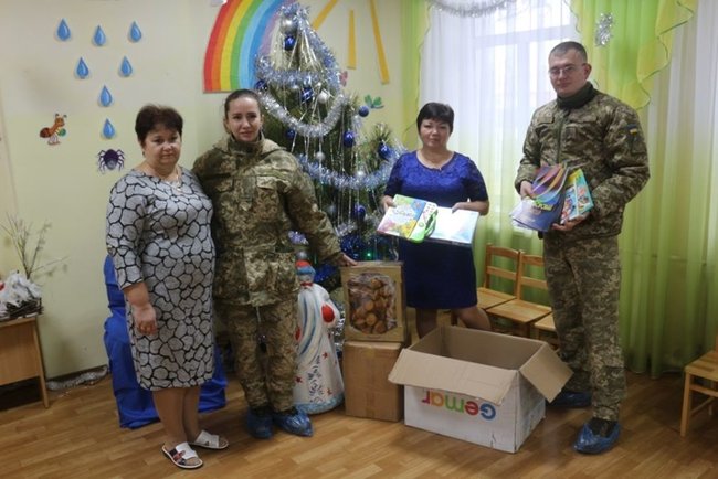 Сладости, канцелярия, книги, игрушки, - военнослужащие ООС поздравили детей Луганщины с Рождеством 03