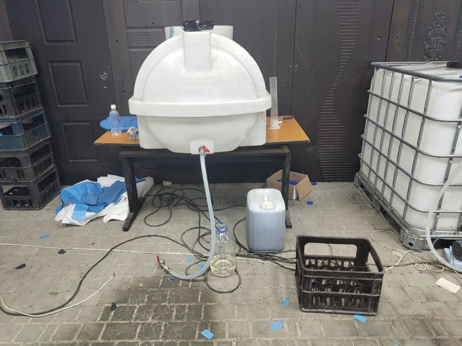 На Киевщине налоговиками ликвидировано подпольное производство алкоголя и изъята крупная партия подакцизных товаров 01 На Киевщине налоговиками ликвидировано подпольное производство алкоголя и изъята крупная партия подакцизных товаров 01