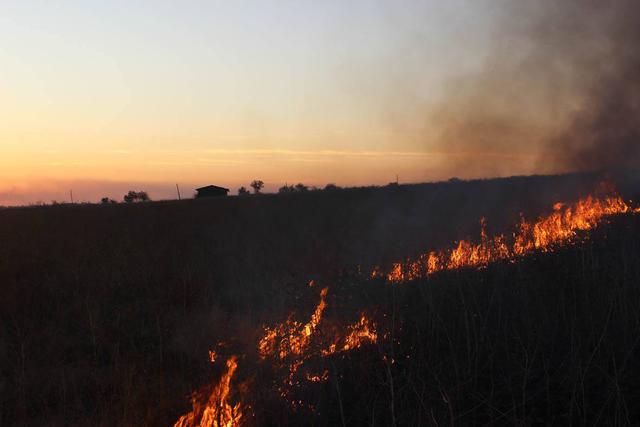 Російські найманці тричі застосували ГРАД на приморському напрямку. Обстріли призвели до пожежі сільгоспугідь, - штаб АТО 03