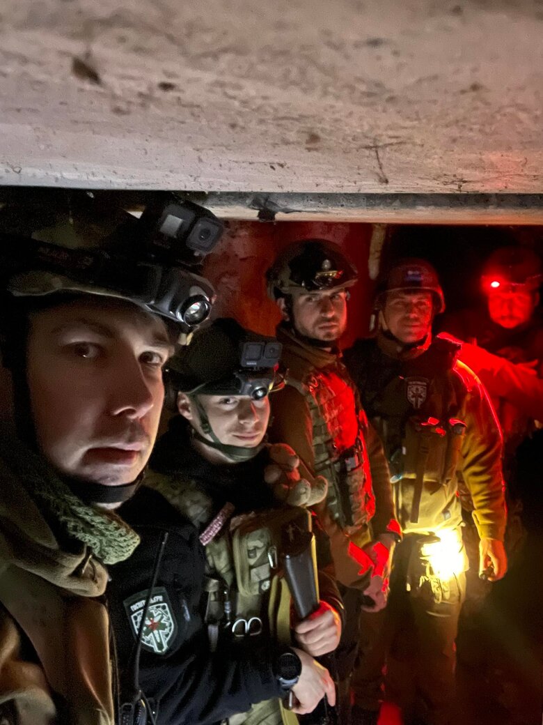 Військовий хірург Дмитро Андрощук, позивний Данте: Одного разу привезли пораненого, біля якого упали і розірвалися три дрони-камікадзе… 07 Військовий хірург Дмитро Андрощук, позивний Данте: Одного разу привезли пораненого, біля якого упали і розірвалися три дрони-камікадзе… 07