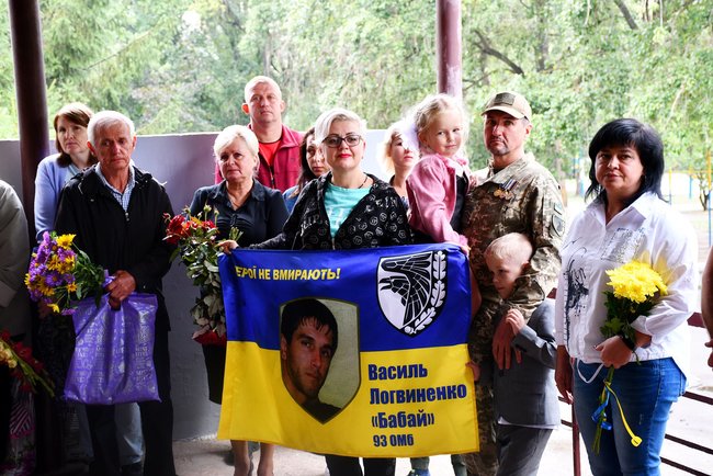 Меморіальну дошку загиблому під час виходу з Іловайська воїну 93-ї ОМБр Василю Логвиненку відкрили в Нікополі 05