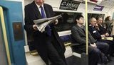 Премьер-министр Великобритании Кэмерон не смог найти сидячее место в метро - пришлось стоять... ФОТО